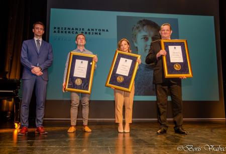 Župan Marko Šantej in prejemniki Aškerčevih priznanj - Dejan Kušer, Janja Brlec in Rudi Pavčnik